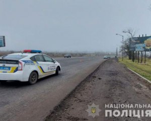 Водій вцілів після зіткнення з деревом і загинув під колесами іншого авто