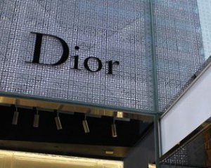 Показали процес створення нової сумки Dior