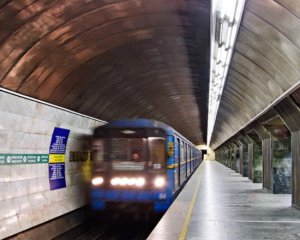 Скільки пасажирів зустріли Новий рік у столичному метро