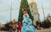 У Києві "зліпили" сніговика із 400 медичних масок