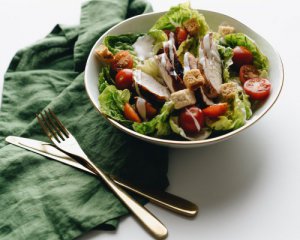 Легкий и питательный: как приготовить салат &quot;Цезарь&quot; с курицей