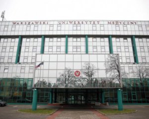 Скандал з вакцинацією поза чергою: 2 посадовців варшавського університету звільнили