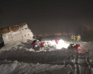 Лавина сошла на туристов: под снегом несколько домов
