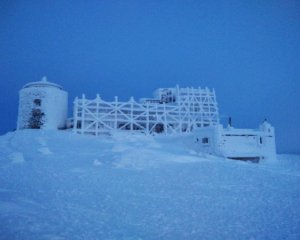 Скута кригою, як у казці -  вранішнє фото третьої за висотою вершини в Україні