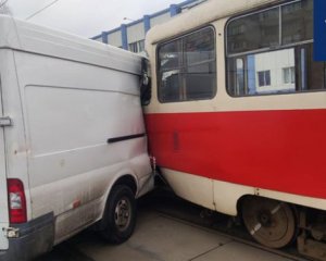 В столице микроавтобус врезался в трамвай