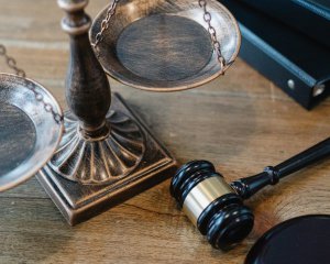 Мужчину оштрафовали за продаж древней посуды на аукционе