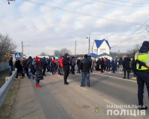 Украинцы блокируют движение транспорта из-за повышения тарифов