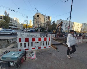 У Києві утворилося провалля через аварію на колекторі, рух перекрили