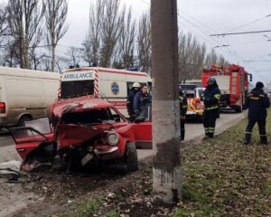 Авто на скорости влетело в электроопору: фото