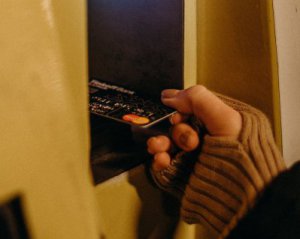 При пользовании банкоматом мошенники могут похитить данные с карточки