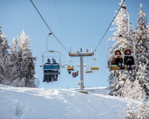 На курорте люди застряли на подъемниках