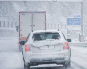 У полоні снігопаду. В Австрії та Швейцарії перекрили дороги