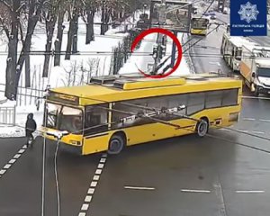 У столиці тролейбус збив жінку