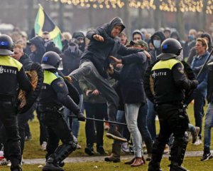 В Амстердаме водометом разогнали протестующих