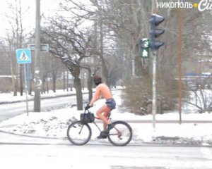 Мужчина в нижнем белье катался по городу на велосипеде и попал на видео