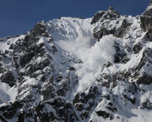 У Росії лавина накрила гірськолижний курорт: є потерпілі