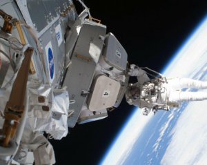Астронавты NASA на МКС поделились с российскими космонавтами едой