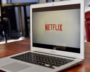 Благодаря коронавирусу Netflix больше не будет занимать денег