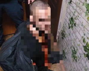 Чоловік гуляв з людською головою, обмотаний нутрощами