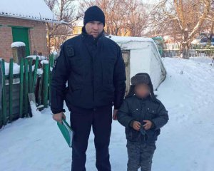 Ходив на морозі і плакав: 8-річний хлопчик заблукав у чужому місті