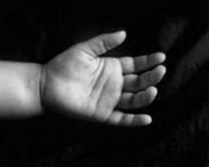 Лікарі поклали в морозильник живе немовля