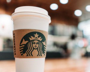 Starbucks заплатить клієнтці €12 тис. за образливий малюнок на склянці кави
