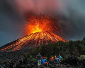 Произошло извержение крупнейшего вулкана в Европе: зрелищное видео