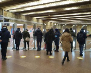 Турникеты, которые не перескочить, установили в 2 вестибюлях столичного метро