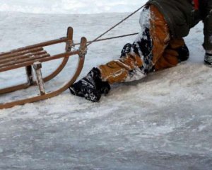 Неизвестные обстреляли 11-летнего мальчика, который катался на санях