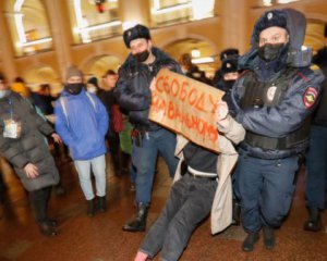 Митингующих уже задерживают: в России начались уличные акции