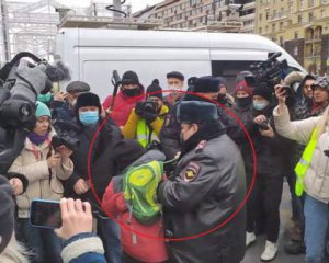 Ніхто не заступився: на відео потрапило затримання дитини на акції в підтримку Навального