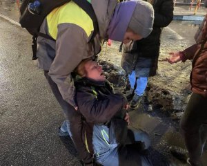Протестная Россия: сотрудник ОМОНа ударил   женщину ногой в живот