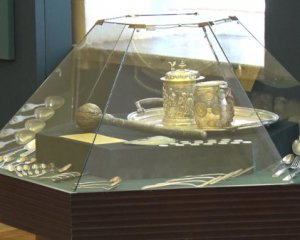 Показали скарби зі сховищ найстарішого музею країни