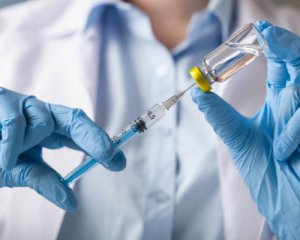 В стране начинают массовую вакцинацию подростков от коронавируса