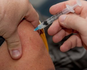 Начальник Генштаба уволился на фоне скандала о внеочередной вакцинации