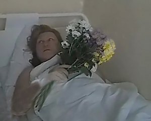 Співробітник ОМОНу, який вдарив на акції протесту жінку, приніс їй квіти