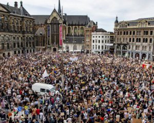 Спалення опудала прем&#039;єр-міністра та бійки з поліцією: у Нідерландах та Данії протестують проти карантину