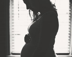 "Духовна акушерка" не врятувала: жінка померла після домашніх пологів