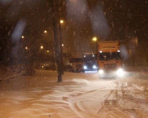 На трассе Киев-Чоп остановили движение грузовых автомобилей