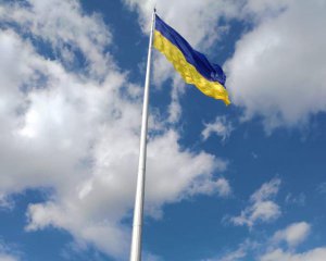 Гигантский флаг в Киеве приспустят