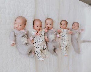 Пара лесбиянок родила уникальную пятерню девочек