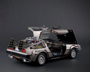 На радість фанатам "Назад у майбутнє" -  DeLorean перевипустять