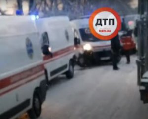 Смертельне зіткнення під Києвом: прибули 4 &quot;швидких&quot; та рятувальники