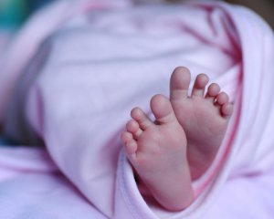 Під пологовий підкинули новонароджену дівчинку із запискою