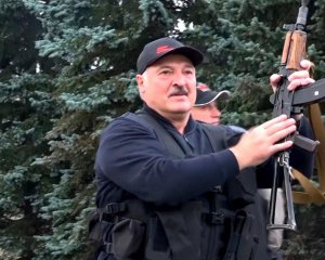Лукашенко погрожує взяти до рук зброю