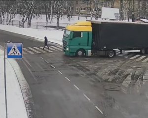 Фура смела женщину на пешеходном переходе: видео наезда