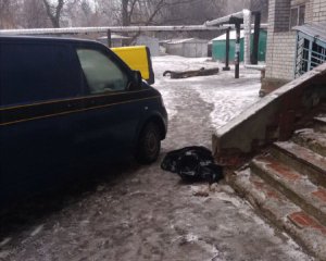 Ішов на роботу: розповіли про стан чоловіка, якому на голову впала жінка