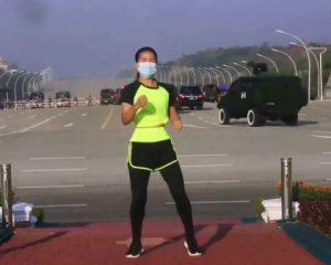 Видео века: спортсменка энергично танцевала на фоне военного переворота