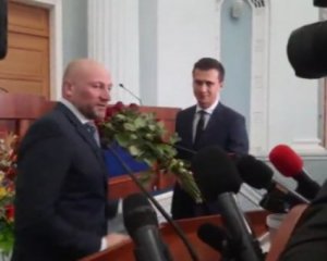Скичко получил букет роз от скандального мэра