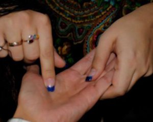 Сказали матері, що це "порча": шахрайки по фото лікували тяжкохвору дитину